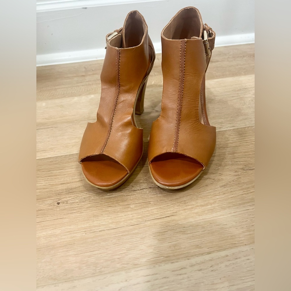 Sofft Dabney T Strap Cognac Tan Leather Boho Block High Heels Sandals. Size 8.5